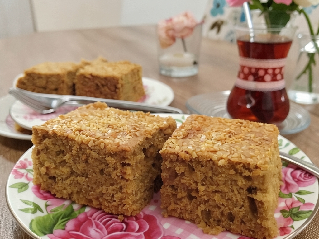 Pekmezli Tahinli Çaylı Kek